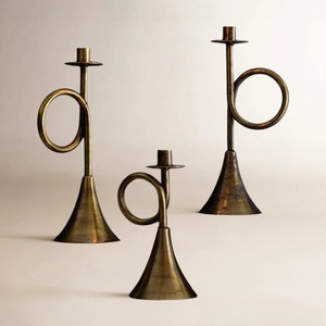 Juego de tres candelabros clásicos de metal dorado antiguo, estilo trompeta francesa, decorativos, de latón. - Product Image 4