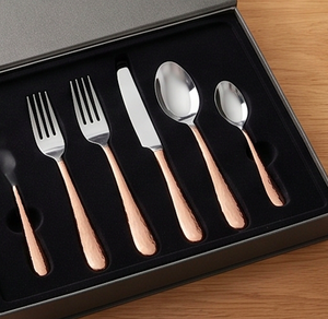 Ensemble de couverts modernes avec finition argentée et poignée dorée, parfait pour les dîners haut de gamme et les paniers-cadeaux - Product Image 5
