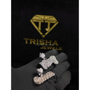 Conjunto de colgantes románticos para parejas con diamantes de moissanita, corona de rey y dijes de corazón de reina de Trisha Jewels - Product Image 1
