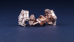 Boucles d'oreilles de luxe en or massif 14 carats avec diamants de laboratoire, design classique taille brillant, pour un style quotidien et une touche de mode. - Product Image 4