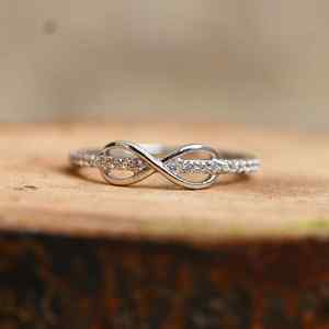 Anillo Infinito de Plata de Ley con Piedras de Moissanita - Elegante Anillo de Promesa de Amor de Lujo para Ella, Regalo de Aniversario de Bodas, Minimalista - Product Image 3