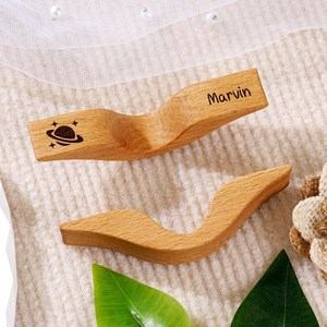 Soporte para páginas de libros de madera maciza hecho a mano de alta calidad, grabado con nombre y diseño de latido de corazón para decoración de escritorio al precio más bajo. - Product Image 5