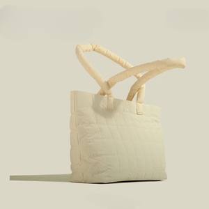 Bolsa de Mano Impermeable de Gran Capacidad, Estilo Invernal, Simple y Suave, Hecha en Vietnam. - Product Image 3