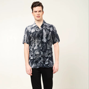 ยาช แกลเลอรี่เสื้อเชิ้ตผู้ชายผ้าโพลีเอสเตอร์พิมพ์ลายขนนก ป้องกันรอยยับ ทรงปกติ มีสไตล์ ลำลอง แฟชั่น น้ำหนักเบา สวมใส่สบายทุกวัน - Product Image 1