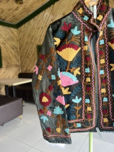 Chaqueta de terciopelo tejida con bordado y forro de algodón para mujer, diseño floral bohemio Suzani, abrigo étnico hecho a mano para invierno/primavera/verano - Product Image 2