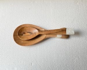 Ensemble cuillère et fourchette à salade en bois avec manche sculpté, ustensiles de cuisine en bois naturel faits à la main pour mélanger, saupoudrer et servir - Product Image 2