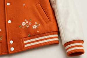 Chaqueta Varsity Naranja de Invierno para Mujer con Cuello Alto y Letras Bordadas en Chenilla con Diseño Floral - Product Image 5