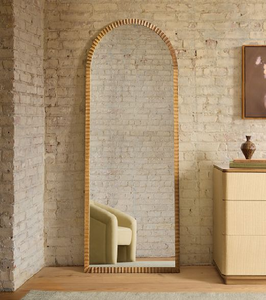 Miroir sur pied moderne minimaliste arqué pleine longueur sur un chevalet en bois. Disponible à prix de gros. - Product Image 1