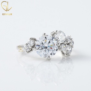 Bague de fiançailles en moissanite à taille ronde, sertie en grappe, avec monture à griffes, en or 10 carats - Product Image 4