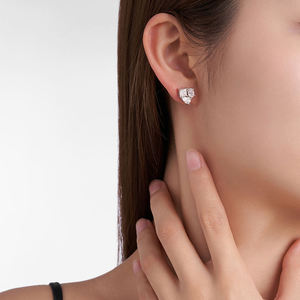 Pendientes de Diamantes de Tres Piedras en Oro Sólido de 14K, Diseño Moderno y Minimalista, Regalo de Aniversario para Ella - Product Image 4