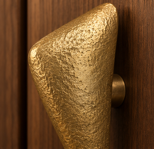 Poignée de porte conique texturée, finition or antique, poignée de meuble distinctive, aspect artisanal, quincaillerie pour meubles d'intérieur - Product Image 4