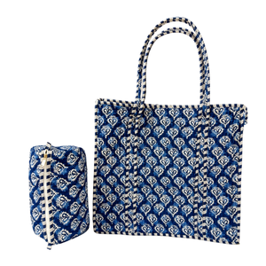 Bolsa de Mano Acolchada de Algodón con Estampado Jaipur Azul y Blanco + Set de Bolsa de Aseo, 3 Cierres, Hecha a Mano, Plegable, Ecológica y Ligera - Product Image 1