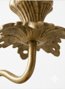 Candelabro de Latón Hecho a Mano con Acabado Antiguo, Diseño Moderno y Abstracto con Base Curva, Decoración de Lujo para el Hogar - Product Image 4