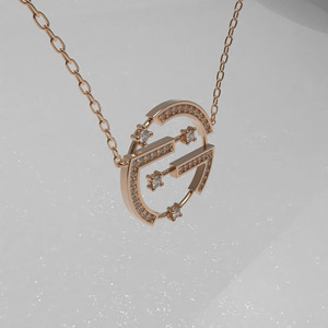 Collier pendentif en or rose avec diamant de laboratoire signe du zodiaque Balance - Product Image 2