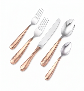 Ensemble de couverts modernes avec finition argentée et poignée dorée, parfait pour les dîners haut de gamme et les paniers-cadeaux - Product Image 1
