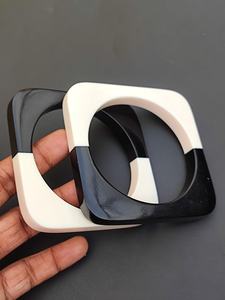 Bracelet en résine haut de gamme noir et blanc, léger, confortable à porter, artistique, élégant, motif ange - Product Image 3