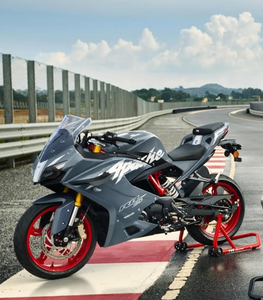 Motocicleta TVS "APACHE RR 310" Deportiva Roja con Asiento Negro y Escape Plateado en la Pista, TVS Apache RR 310 Plateada - Product Image 4