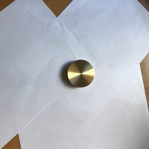 Presse-papiers rond en laiton massif, lourd, pour bureau et décoration intérieure - Product Image 3