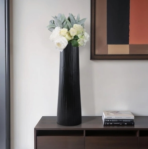 Vase en métal cannelé noir mat - Art déco, cylindrique haut, fait main, écologique, décoration de table de luxe, accent pour salon - Product Image 3