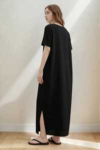 Robe maxi minimaliste en lin noir à col en V avec poches - Product Image 4