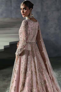 Robe de mariée pakistanaise moderne intemporelle, ornée de sequins et de cristaux, dos lacé, volants brodés, couleur contrastante, sophistiquée - Product Image 4