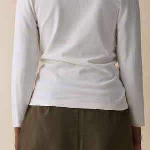 เสื้อยืดแขนยาวดีไซน์เรียบง่าย ผลิตจากวัสดุเนื้อนุ่ม สวมใส่สบาย พร้อมโลโก้คุณภาพสูง เสื้อยืดพื้นฐานสำหรับผู้หญิง ผ้าเนื้อเรียบ ใส่ได้ทุกวัน - Product Image 6