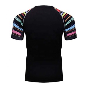 เสื้อแรชการ์ดแขนสั้นแบบยูนิเซ็กซ์ พิมพ์ลายแบบซับลิเมชั่น ป้องกันแบคทีเรีย ป้องกันรังสียูวี 50+ ระบายอากาศได้ดี แห้งเร็ว ผลิตจากโพลีเอสเตอร์/ไนลอน - Product Image 6
