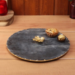 Plateau en marbre de granit noir très vendu avec une poignée dorée unique au centre pour servir des biscuits et décorer la table - Product Image 1