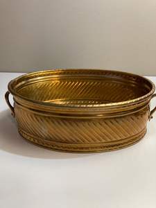 Macetero de metal pulido para realzar la decoración del hogar, con superficie brillante y una presentación elegante de las plantas. - Product Image 2