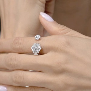 Bague ouverte à double grappe florale en or blanc 9K avec diamant de laboratoire taille ronde 1,25 carat pour femme, bijoux fins personnalisés - Product Image 2