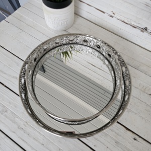 Bandeja Redonda Metálica de Almacenamiento con Acabado Espejado, Diseño Clásico para Uso en Mesa - Product Image 1