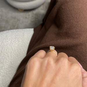 แหวนหมั้นเพชรทรงเอเมอรัลด์สำหรับผู้หญิง ทองคำแท้ 18K แบบฝังหนามเตย สไตล์คลาสสิก - Product Image 1