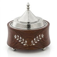 Casserole en bois de style tajine marocain avec couvercle conique en laiton, boîte à chapati à motif ajouré avec étiquette dorée