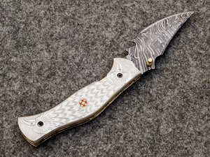Cuchillo Plegable de Acero de Damasco Hecho a Mano con Mango Grabado a Mano y Funda de Cuero - Cuchillo de Bolsillo EDC Personalizado con Bloqueo Liner Lock - Product Image 4