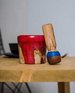 Mortero y pilón artesanales de madera y resina, elegante molinillo de cocina perfecto para triturar hierbas y especias. - Product Image 4