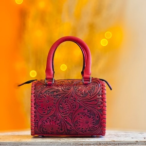 Sac de voyage en cuir véritable à 100 % avec une pierre turquoise incrustée au centre, motifs floraux gravés à la main, sac de voyage rose Speedy - Product Image 2
