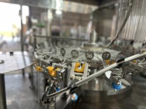 Système d'emballage automatique haute vitesse pour boissons et eau avec bouteilles en plastique, moteur électrique, PLC, précision de remplissage de 7200 bouteilles/heure - Product Image 4