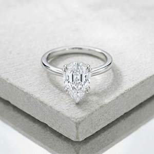 Anillo de Compromiso Clásico con Corte de Pera Minimalista, Doble Engaste de 6 Puntas con Punta en V Superior, en Oro Blanco, Anillo de Boda Nupcial - Product Image 3