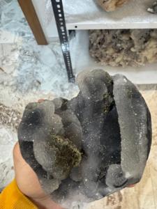 Calcedoine noire foncée de qualité export avec corail |   Spécimen de cristal minéral naturel - Product Image 4