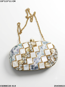 Pochette de soirée artisanale de créateur Craftstages International pour femmes, motif nacre, laiton traditionnel, MOP - Product Image 1