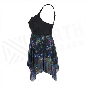 Maillot de bain une pièce noir pour femme avec imprimé tropical, jupe asymétrique en mousseline et corsage froncé - Product Image 3