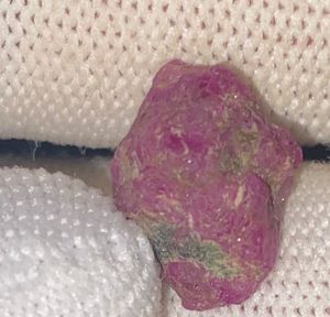 พลอยทับทิมดิบธรรมชาติจากเคนยา เหมืองเฟโมส จอห์น โซล น้ำหนัก 12.30 กะรัต - Product Image 3