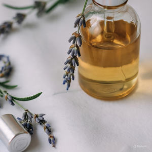 Huile essentielle de lavande pure à 100 % de qualité assurée pour la nutrition des cheveux, parfum doux, bouteille de 1 kg, fournisseur indien - HIMVEDA, meilleur prix - Product Image 2