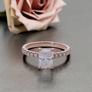 Anillo de Compromiso de Oro de 14K con Diamante Cultivado en Laboratorio de 1.5 Quilates, Corte Radiante, Piedras Laterales con Corte Central, Certificado IGI, Chapado en Rodio para Mujer - Product Image 2