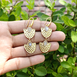 Pendientes de gancho con piedra lunar blanca doble tallada en forma de rombo, de latón macizo chapado en oro de 18k, joyería de moda al por mayor, pendientes de diseñador. - Product Image 4