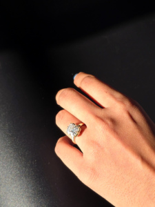 Bague en diamant 14K 18K Or jaune Diamant de laboratoire taille coussin Solitaire pour femme Élégant Cadeau de mariage ou d'anniversaire - Product Image 1