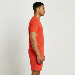 Conjunto de verano para hombre, elegante y nuevo, color rojo coral, camiseta de algodón premium con cuello redondo y pantalones cortos de corte relajado. - Product Image 3