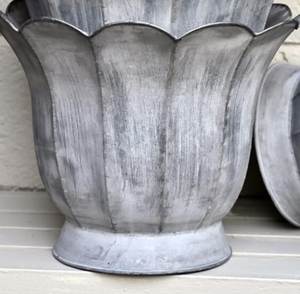 Pot de fleurs vintage classique en aluminium à bord festonné pour jardin - Product Image 1