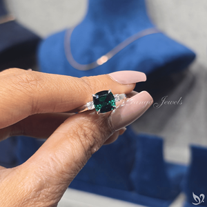 Bague de fiançailles en or blanc avec émeraude verte impériale et trois pierres, 2,10 carats, émeraude cultivée en laboratoire - Product Image 4