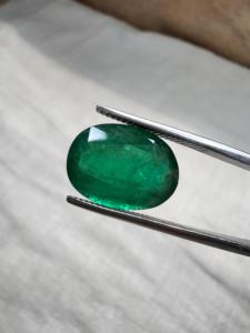 Émeraude naturelle zambienne de 4,23 carats, taille ovale, pierre précieuse non montée |   Pierre précieuse verte authentique pour la vente en gros et la personnalisation de bijoux fins - Product Image 4